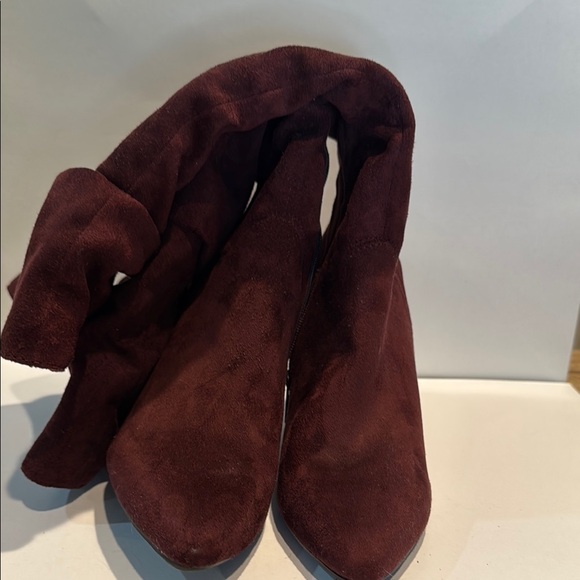 Elegant Maroon Heeled Boots - Picture 6 of 7